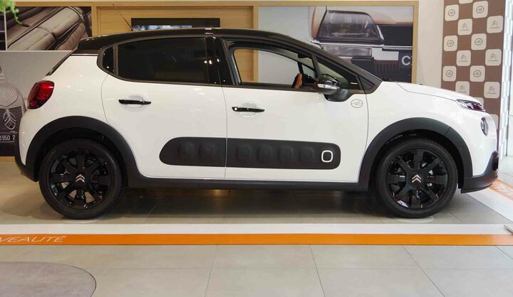 インタビューが行われたシトロエン中央ショールーム（東京都中央区）でも目立つ場所に展示されていた、C3の特別仕様車。コーヒーの色や風味、そして洗練されたカフェの居心地のいい空間をイメージしたカラーリングと専用装備が特徴。¥2,520,000（税込み）