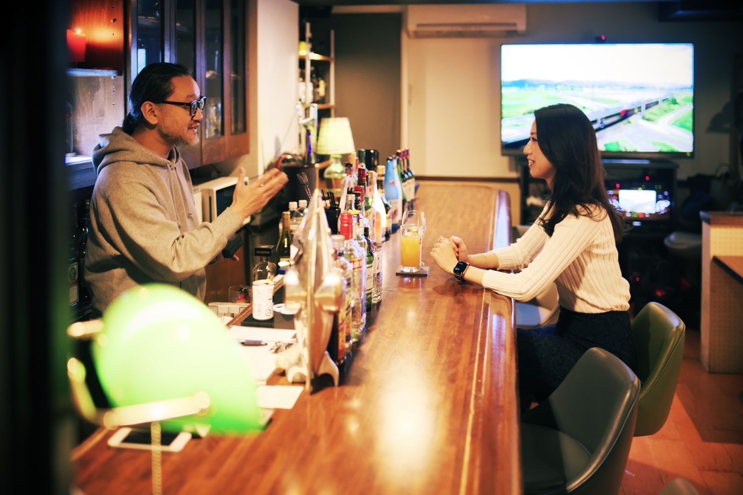 カウンターに立つののが、自身もDJである町田氏
