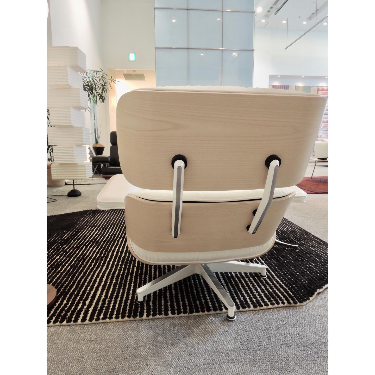 【写真の仕様の価格】 ラウンジチェア&オットマンのセット価格:¥868,320(税込)【サイズ】ラウンジチェア:幅832×奥行き×832×高さ813×座面高381mm/オットマン:幅660×奥行き546×高さ438mm【材質】木部:ホワイトアッシュ/張り地:革/脚:アルミ磨き(側面白塗装)