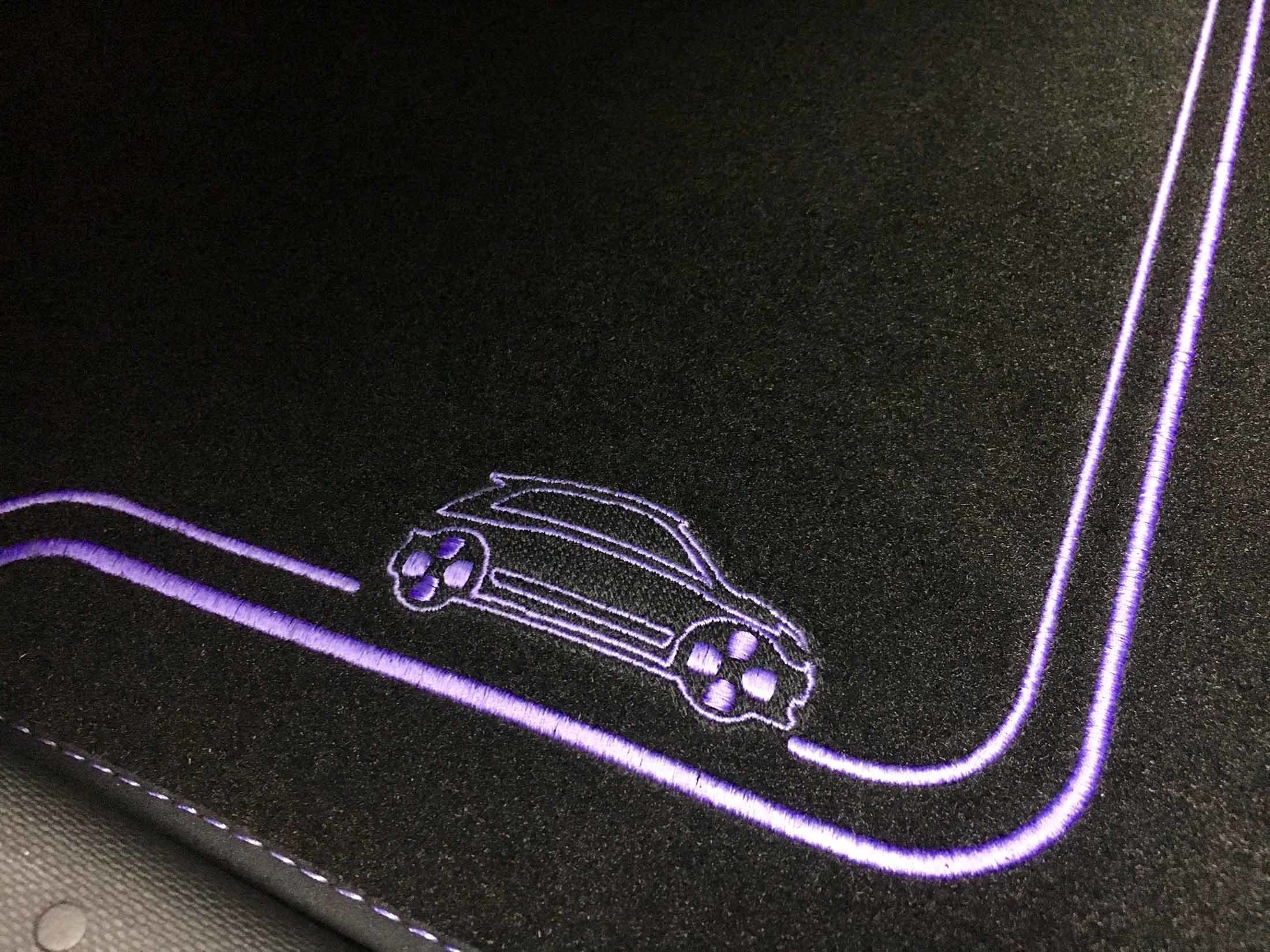 さすがフランス車。フロアマットも気が利いている。