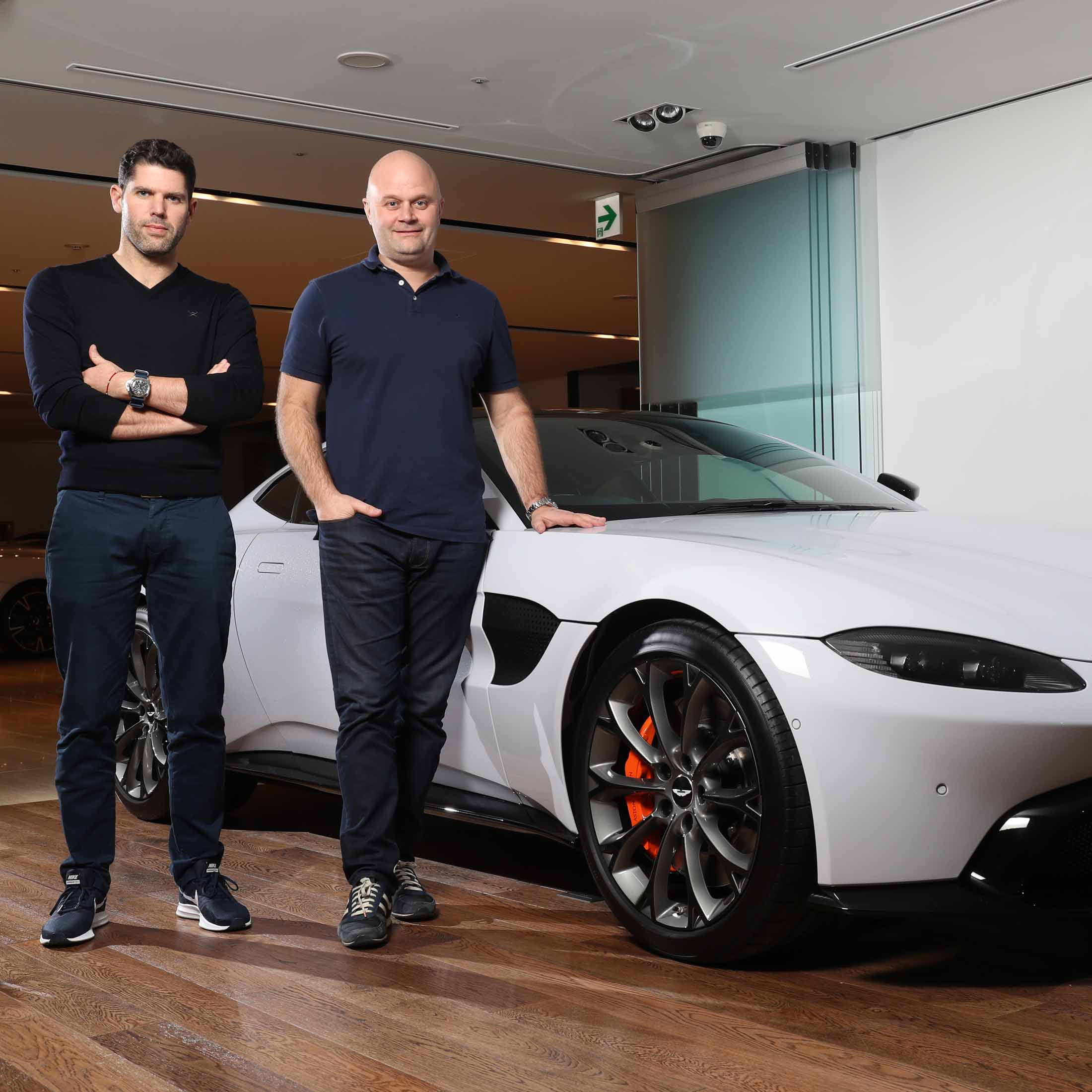 アストンマーティン・ヴァンテージの前に立つマシュー・ヒル氏(左)とマット・ベッカー氏(右)。