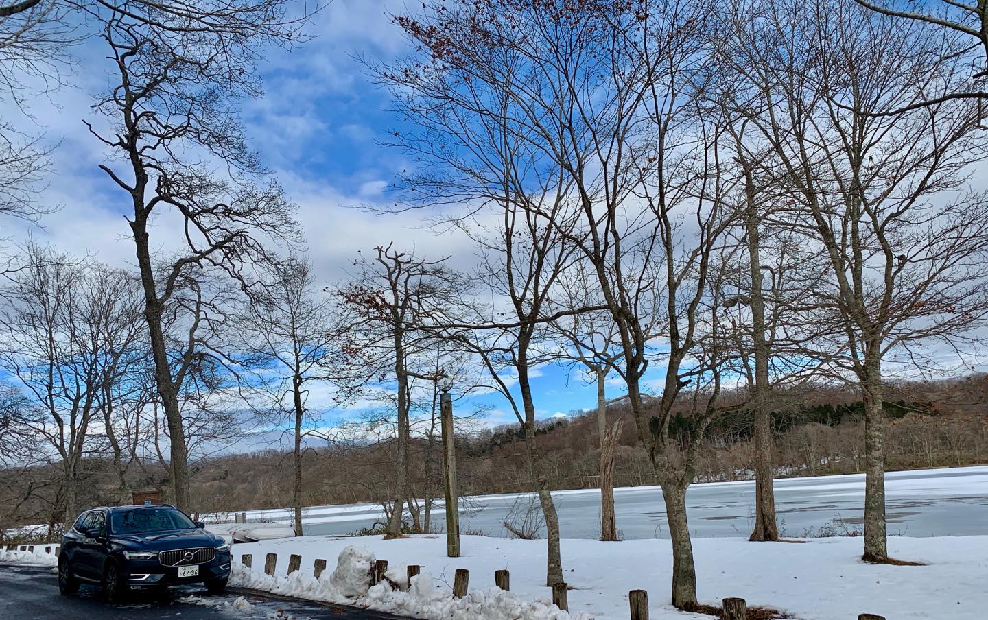 ポロト湖のほとりで。冬場は湖面が凍る。