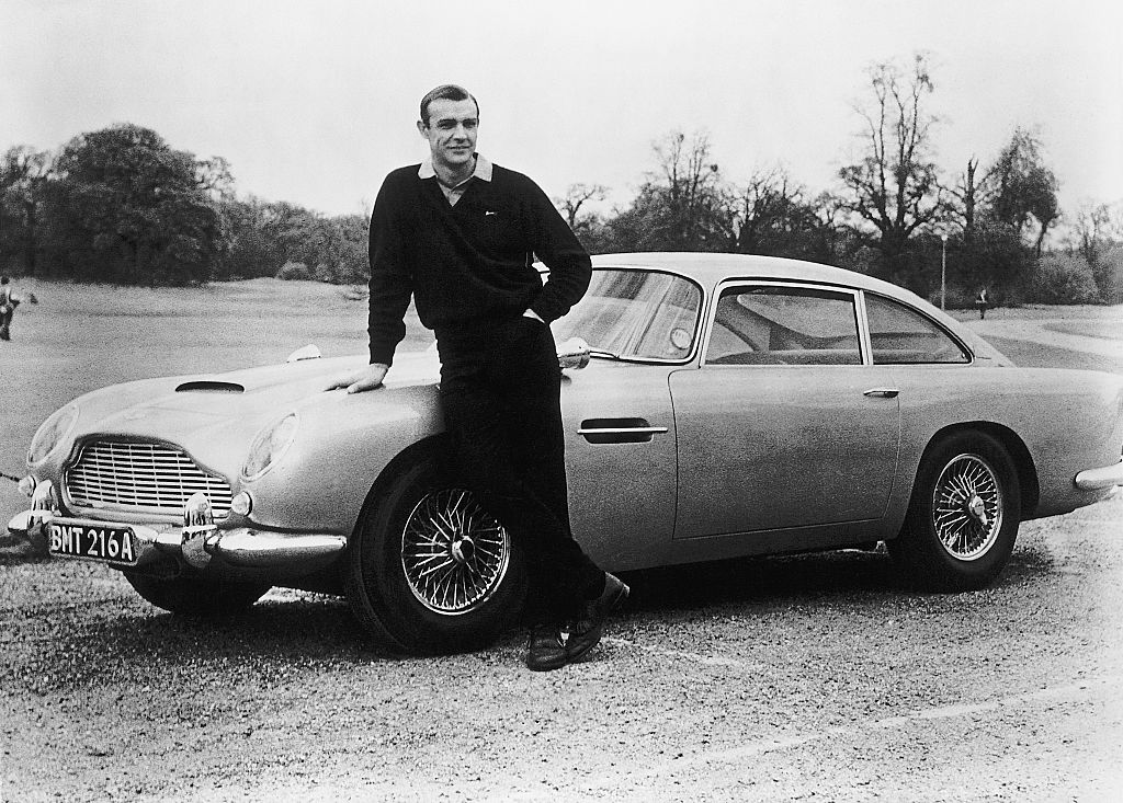 世界中の男たちがボンドのクルマに憧れた/英国の高級車であるアストンマーティン『DB5』はとにかく豪奢で美麗であった。しかもさまざまな特殊装備を施したボンドの秘密兵器でもある。そしてボンドはそれを惜しげもなく疾駆させる。その格好よさに世界中の男が憧れた。©Getty Images