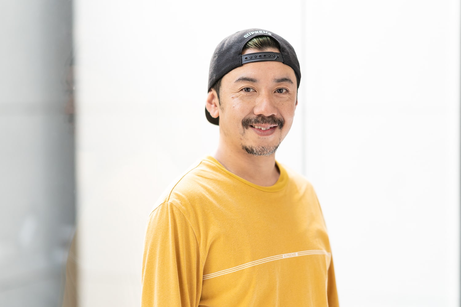 SUN VALLEY代表・朝日光輝さん。仕事帰りについ買ってしまうのがアイス。「特にガリガリ君の季節限定バージョンは外せません」