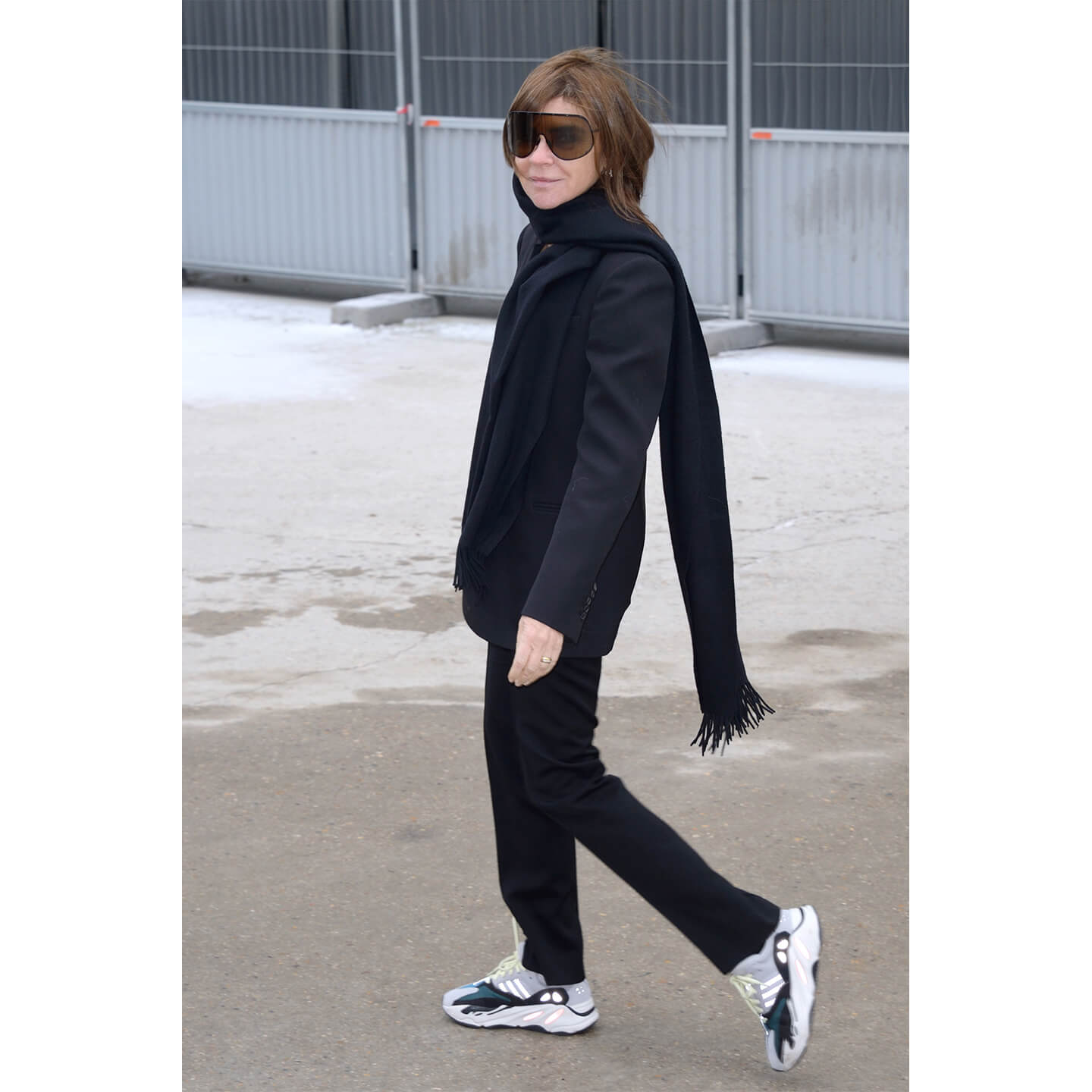 黒いマフラーを巻いたCarine Roitfeld(カリーヌ・ロワトフェルド)氏