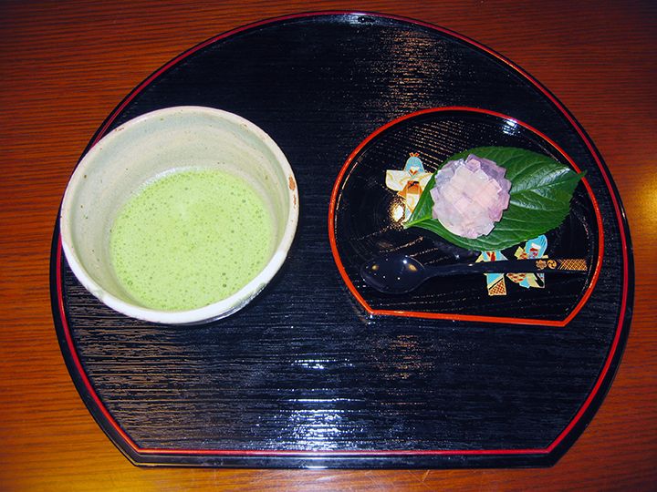「あじさい饅頭とお抹茶」のセット