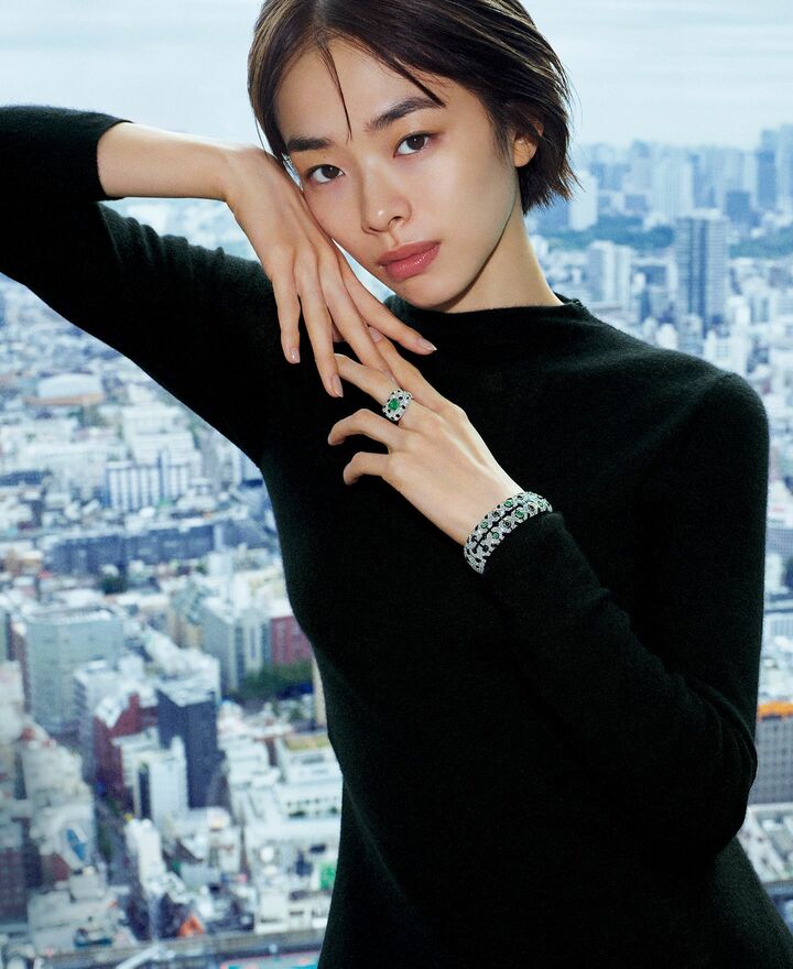 「カルティエ」のハイジュエリーを着用した俳優の松井遥南さん