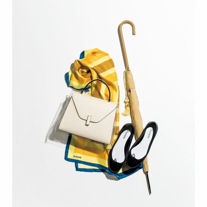 バッグ［縦20×横26×マチ12cm］￥375,000・レインコート［縦21×横28×マチ14cm］￥23,000（ヴァレクストラ・ジャパン）、スカーフ￥30,000（スローン）靴［ヒール1cm］￥23,000（ルック ブティック事業部〈レペット〉）、傘￥31,000（ヴァルカナイズ・ロンドン〈フォックス・アンブレラ〉）　［Precious2019年7月号97ページ］