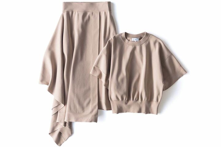 このニットは、型くずれしにくく軽量のコットンブレンド生地をオリジナルにこだわった絶妙なピンクベージュで染め上げられています。上下で着て、軽やかなアシンメトリックシルエットを堪能するのがおすすめです。プルオーバー￥25,000・スカート￥38,000（ボウルズ〈ハイク〉）　［Precious2019年6月号126ページ］