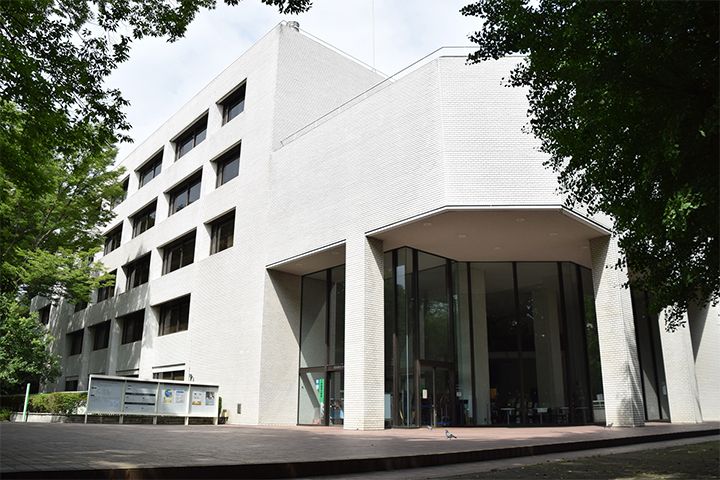 都立中央図書館 正面玄関(写真は「東京都立中央図書館」ウェブサイトより転載)