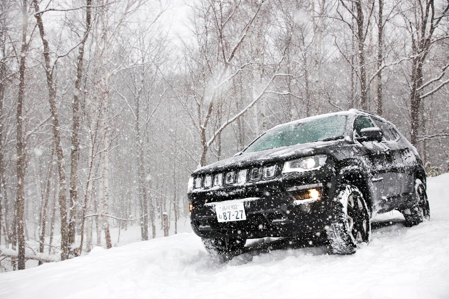 ジープ『コンパス』雪の坂道も「Jeep アクティブドライブ」が路面状況を読み、自動で走行性能を強化。