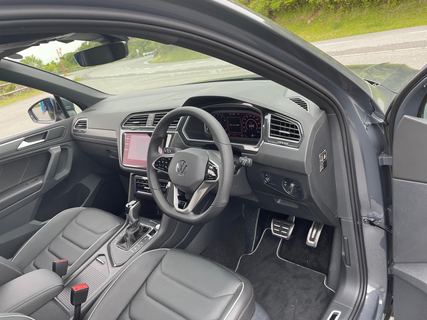「TSI R-Line」には立体的なグリップ形状のスポーティなステアリングホイールがそなわる。