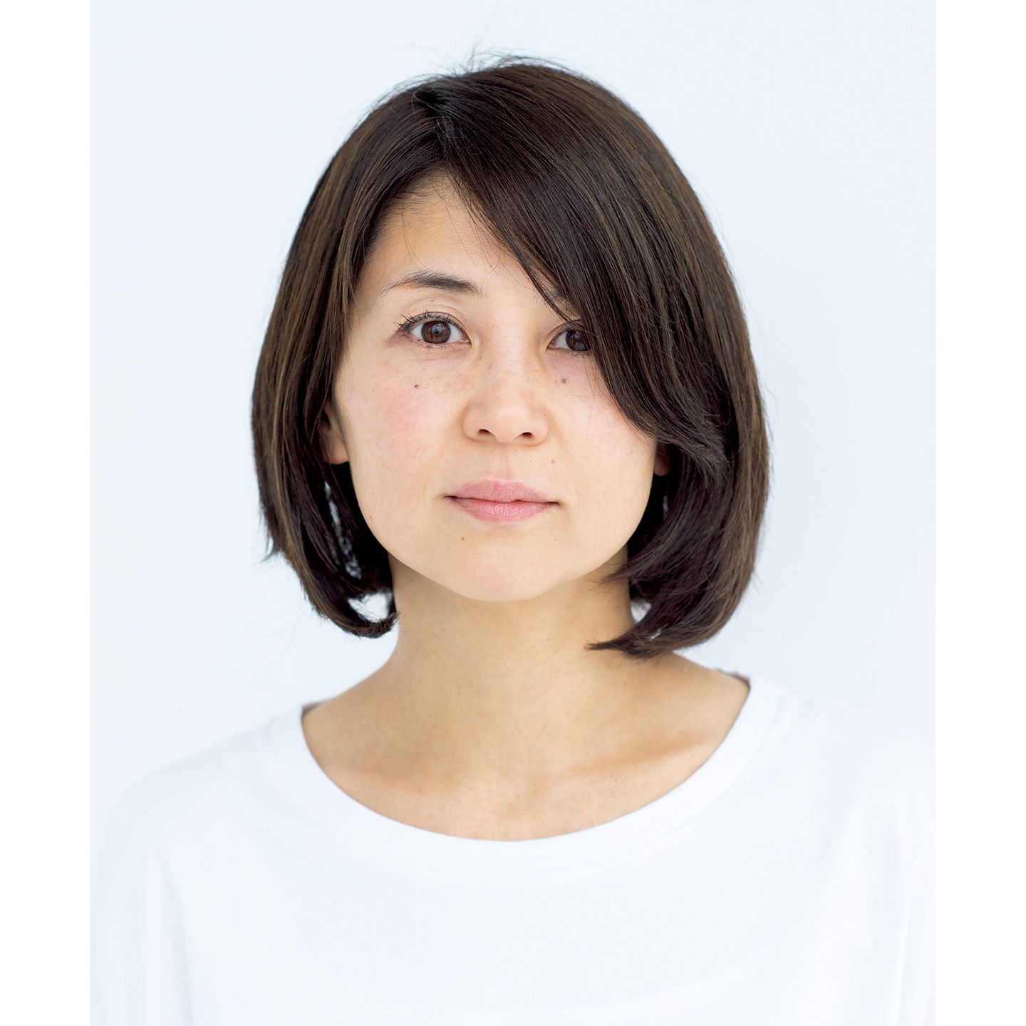 サイドを長めに残した前下がりのボブ。トップとサイドがペタンコであることに加え、前髪の長さも中途半端なため、バランスが悪い。