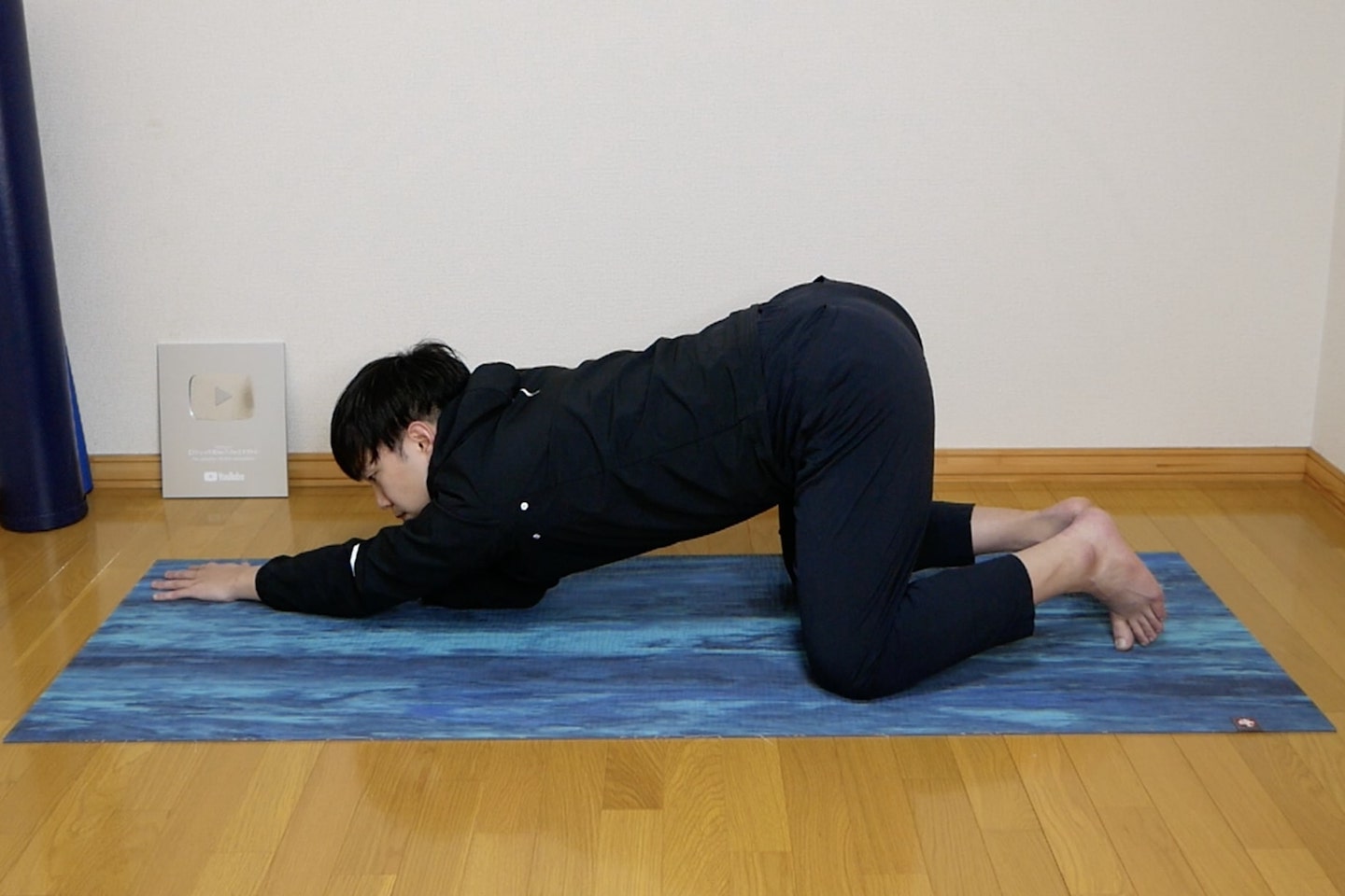 背中にある「広背筋」のストレッチ。右肘を付き、左手を右手の延長線上に伸ばします。
