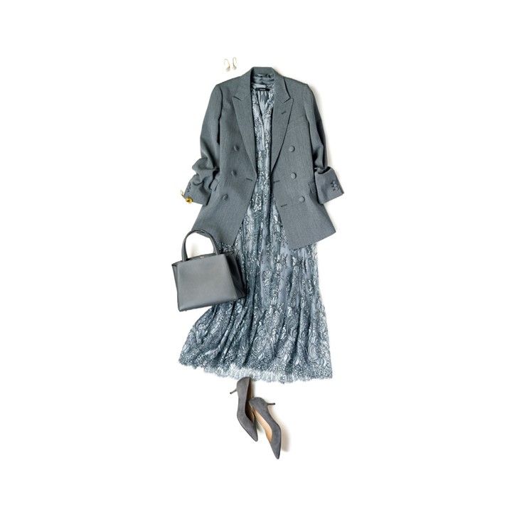 ジャケット/右とじ。ワンピース(ebure)、ピアス・バングル(コロネット〈フォルテ フォルテ〉)、バッグ(ヴァレクストラ・ジャパン)、靴(ジャンヴィト ロッシ ジャパン) 撮影/佐藤 彩 BY:『Precious11月号』小学館、2020年