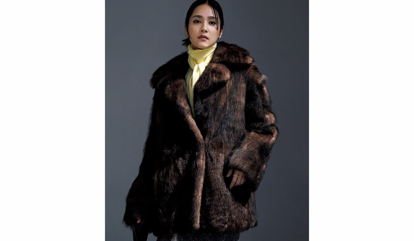 グッチのコートを着用したモデル