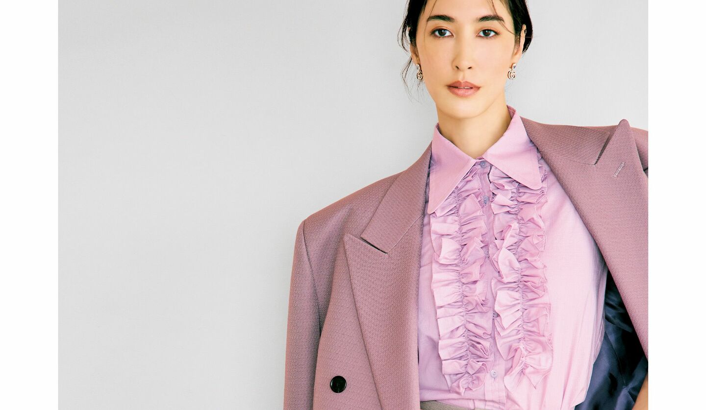 グッチのラッフルシャツとジャケットのコーディネート