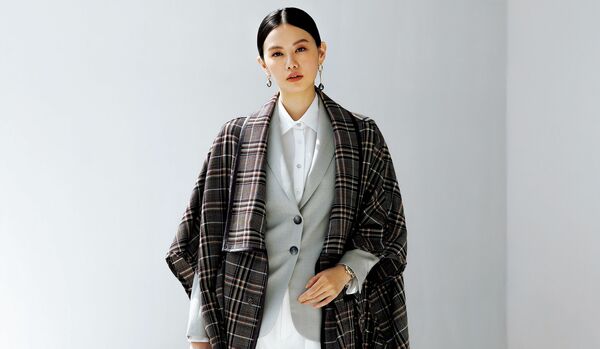 10/16 Thu｜秋らしいチェックのロングケープを羽織って、ジャケットスタイルを品よく更新【365日コーディネート】