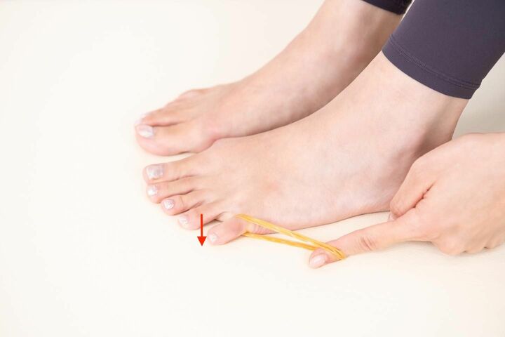 小指で床をグーッと押す