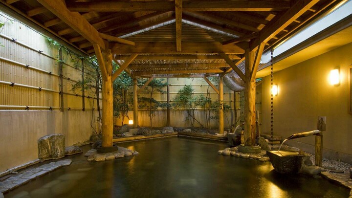 山梨県「旅館 深雪温泉」の「柿の湯」露天。