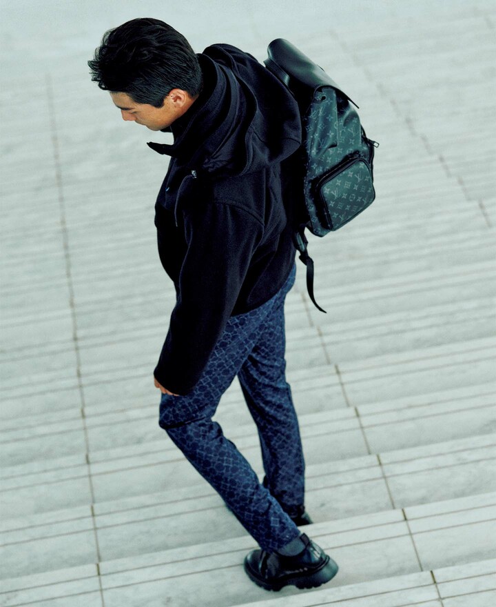 ブルゾン￥410,300［予価］・ニット￥149,600・パンツ￥476,300［予価、スーツ価格］・靴￥132,000・バッグ￥391,600（ ルイ・ヴィトン クライアントサービス）