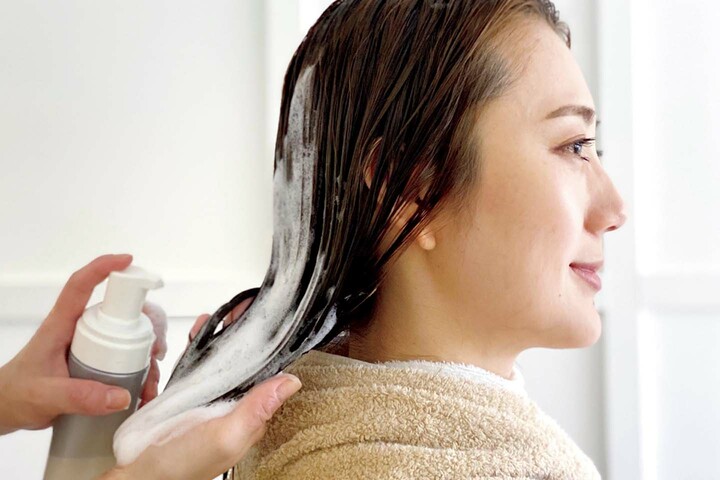 ヘアサロン「AMATA」のメニュー「AMATA HIGH DENSITY SYSETM」施術の様子
