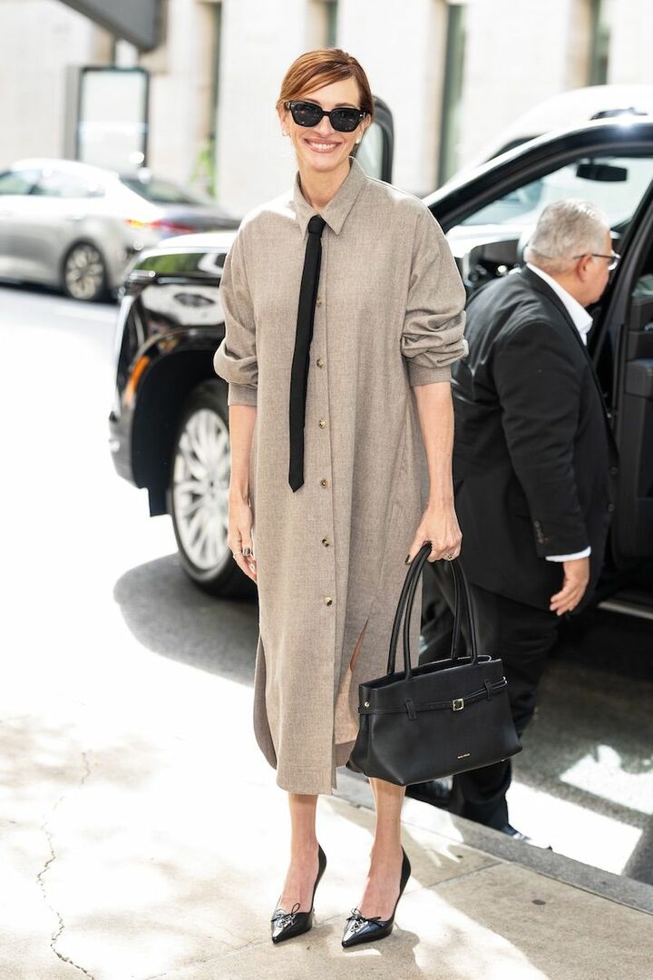 ネイルカラーまでブラックで統一し、細部まで抜かりなく。