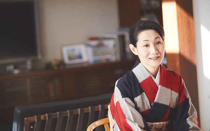 ご自宅でインタビューに応じる青木奈緖さん