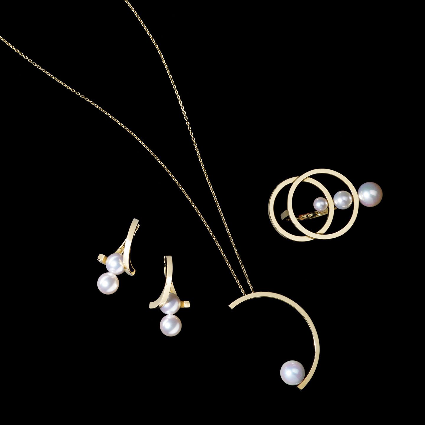 左から/ピアス『コズミック』¥390,000【イエローゴールド×あこや真珠】・ペンダント『キネティック』¥230,000【イエローゴールド×あこや真珠】・リング『コズミック』¥360,000【イエローゴールド×あこや真珠】(TASAKI)