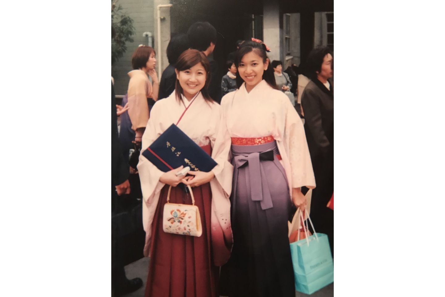 慶應義塾大学の卒業式でご友人と(写真左が根本さん)