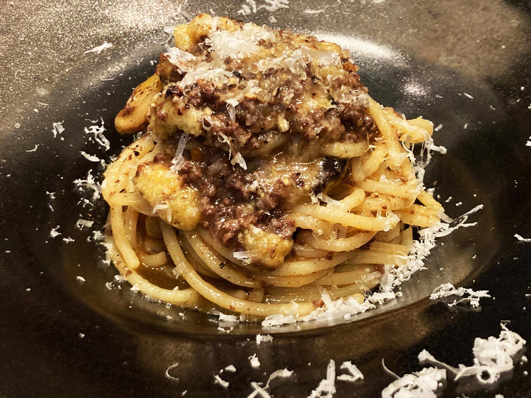 やはりスパゲッティがなくてはイタリア料理ははじまらない。こちらは固めに仕上げた食感のスパゲテッティに濃厚な和牛のミートソースをあわせたもの。食べ始めたら止まらない。
