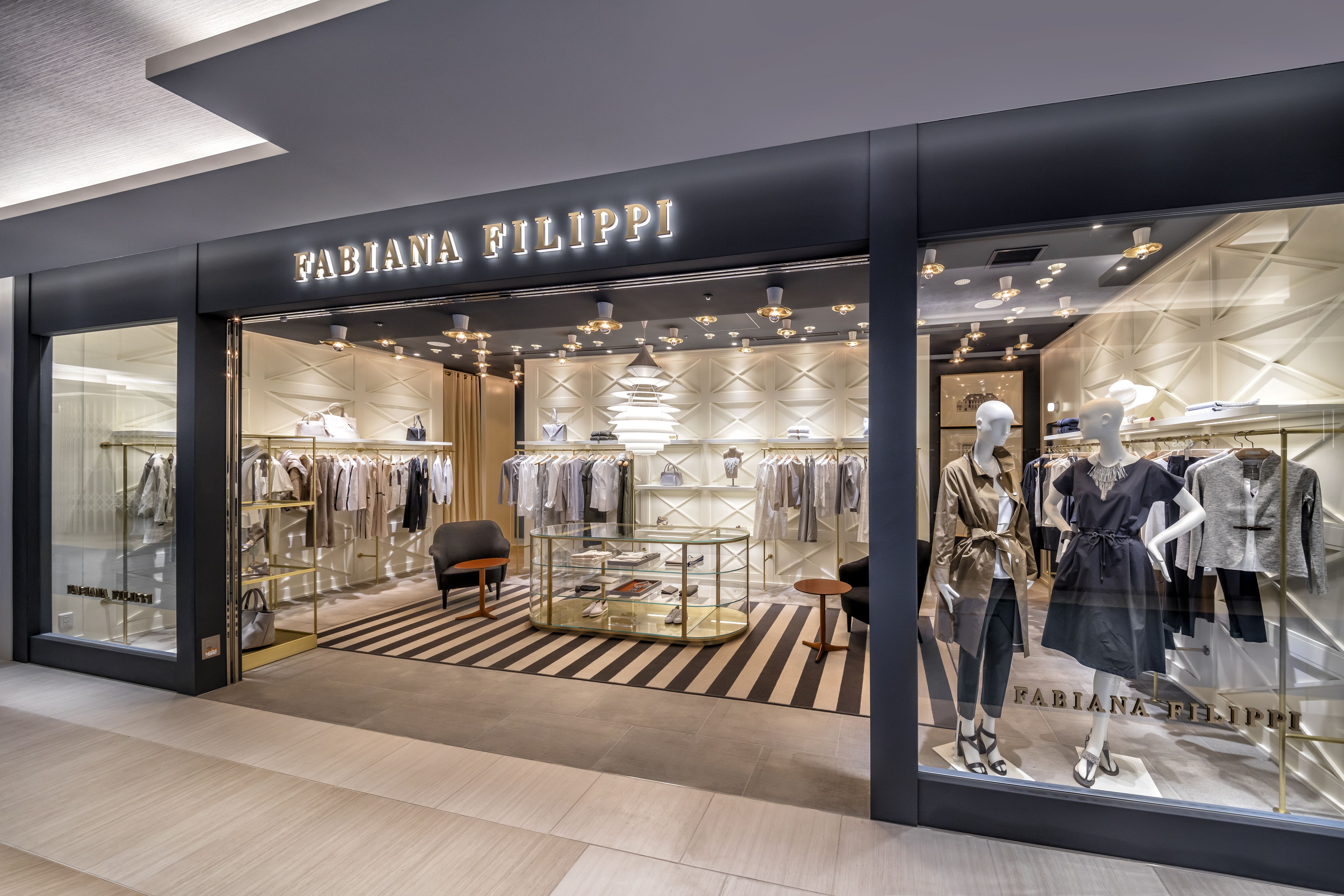 銀座エリア最大の商業施設、GINZA SIX。その3Fに位置するショップは見やすくお買い物がしやすいラグジュアリーな空間。