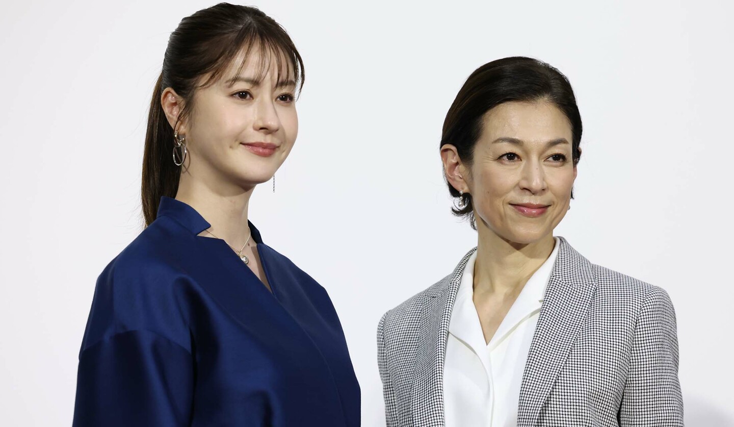 プレミアムドラマ『対決』に出演する松本若菜さんと鈴木保奈美さん