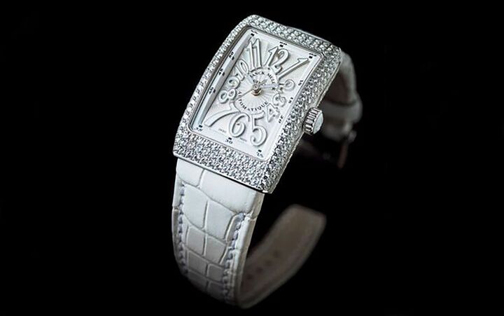 時計『ロングアイランド ヴァンガード』［ケース：ステンレススチール、ケースサイズ：縦36.4×横23㎜、ストラップ：クロコダイル×ラバー、ムーブメント：自動巻き］