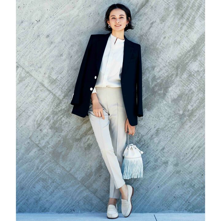 ジャケット￥88,000（ユナイテッドアローズ 青山 ウィメンズストア〈ロエフ〉）　シャツ￥35,000（デザインワークス ドゥ・コート六本木ヒルズ店〈デザインワークス〉）　パンツ￥89,000（アクリスジャパン〈アクリス〉）　ピアス￥34,000（エスケーパーズオンライン〈タプレイ〉）　バッグ￥132,000（ドゥロワー 六本木店〈J＆M デヴィッドソン〉）　靴￥168,000［オーダー価格］（J.M. WESTON 青山店）　［Precious2020年4月号118ページ］