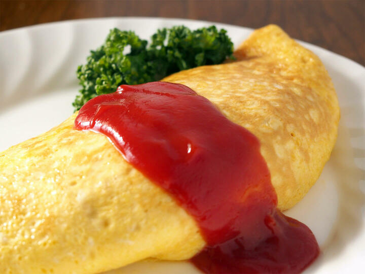 薄い卵によってチキンライスが包まれているラッピングタイプの食べ方マナーは？