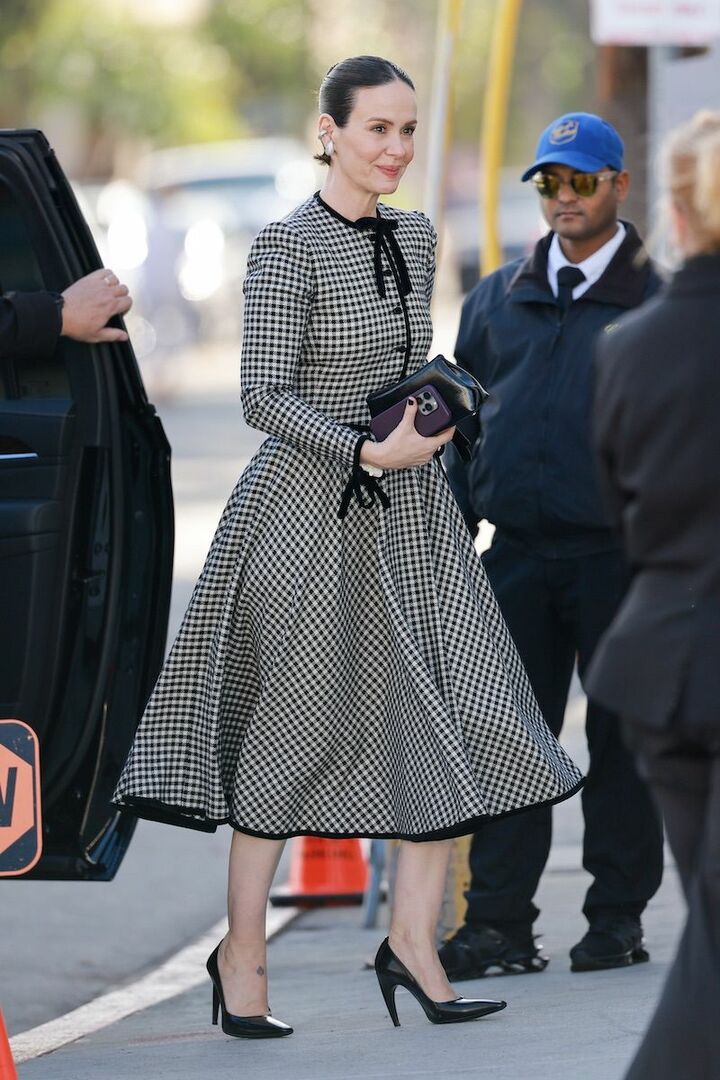 スリークなまとめ髪とシルバーイヤリングを使って、スタイリッシュさを共存。