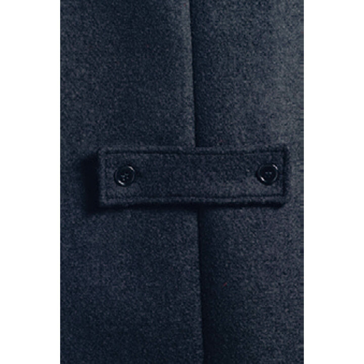 後ろ姿にもメリハリがバックベルトが付いたデザインも、小粋な美しさを演出。