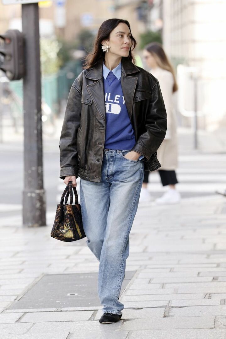 シャツとジャケットの襟の連なりが小気味良さを実現。