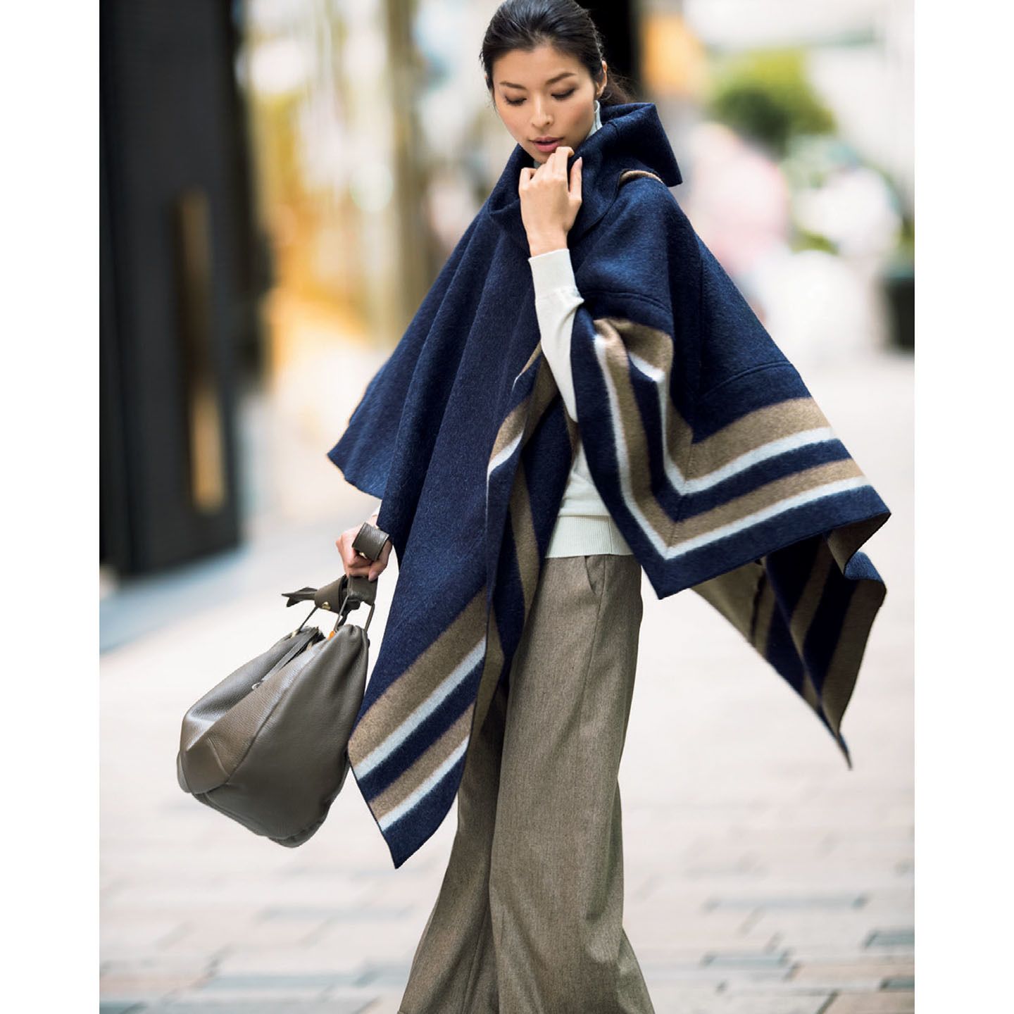 ポンチョ(ストラスブルゴ〈エルネスト〉)、ニット(Theory luxe)、パンツ(三崎商事〈マルゴン〉)、バッグ(三喜商事〈ボルボネーゼ〉)