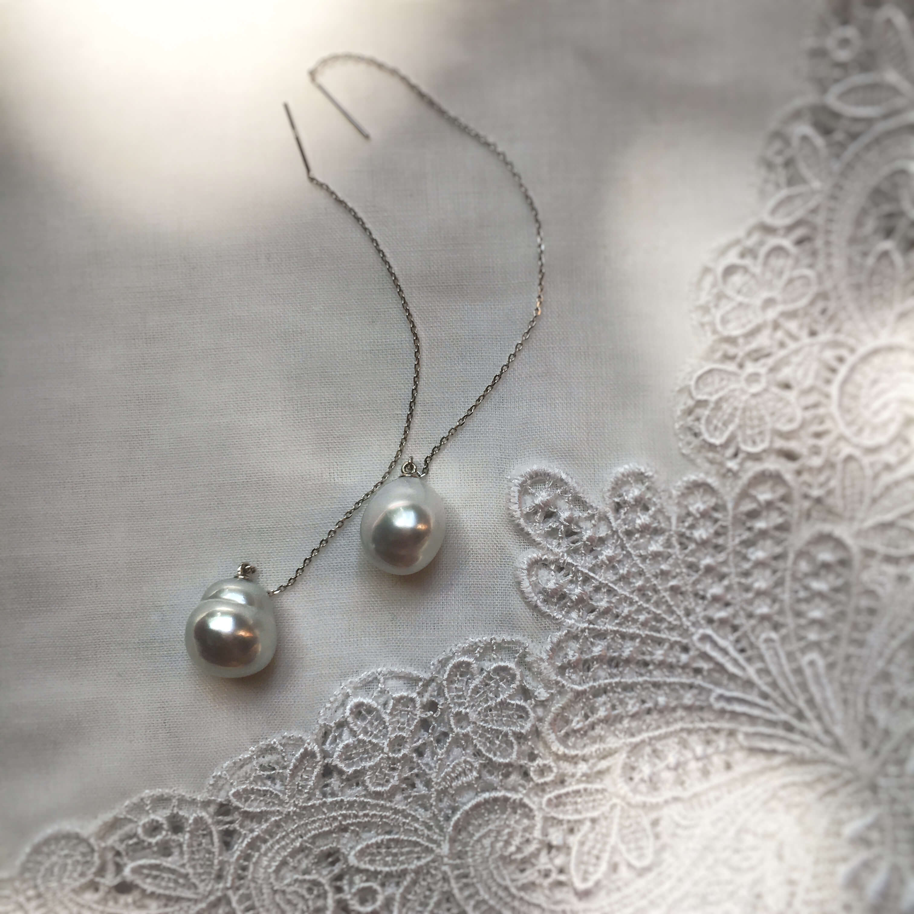 ピアス/TASAKI 左右の長さを変えてみたり、パールを耳たぶにぴったりと寄せてつけたり…と、さまざまに楽しめるチェーンピアス。ほのかに虹色につやめいて、華やかなのに上品です
