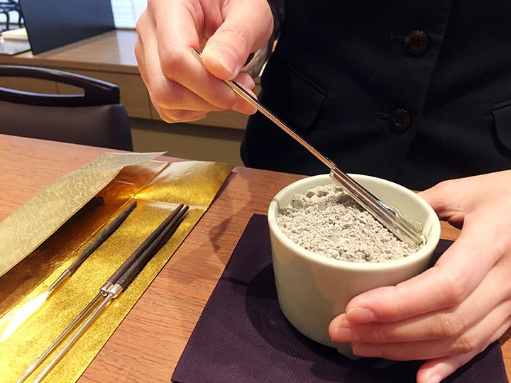 香炉を回転させながら灰山を灰押(はいおさえ)で、円錐形になるように軽く押さえる