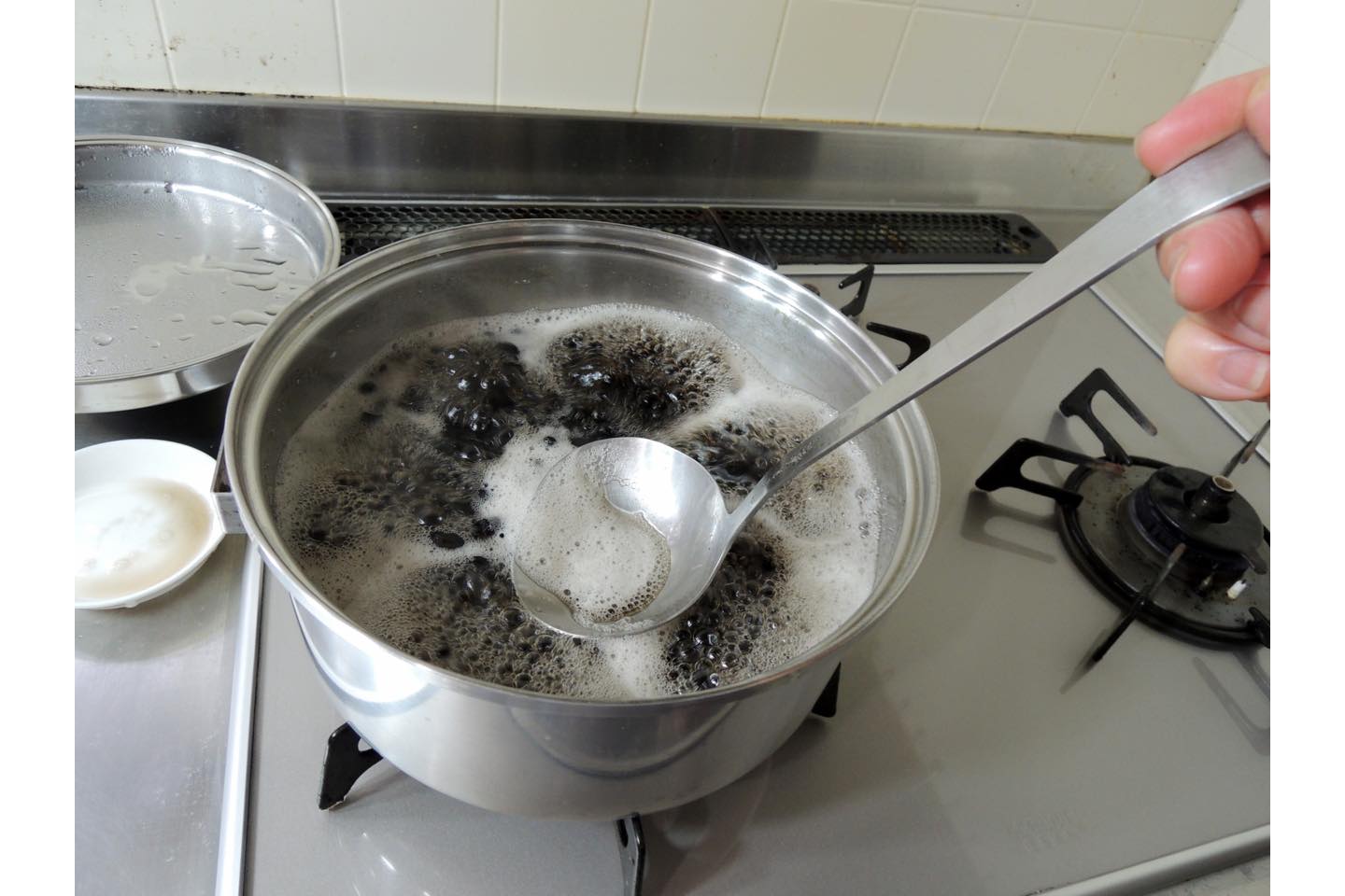 弱火でじっくり煮込む。