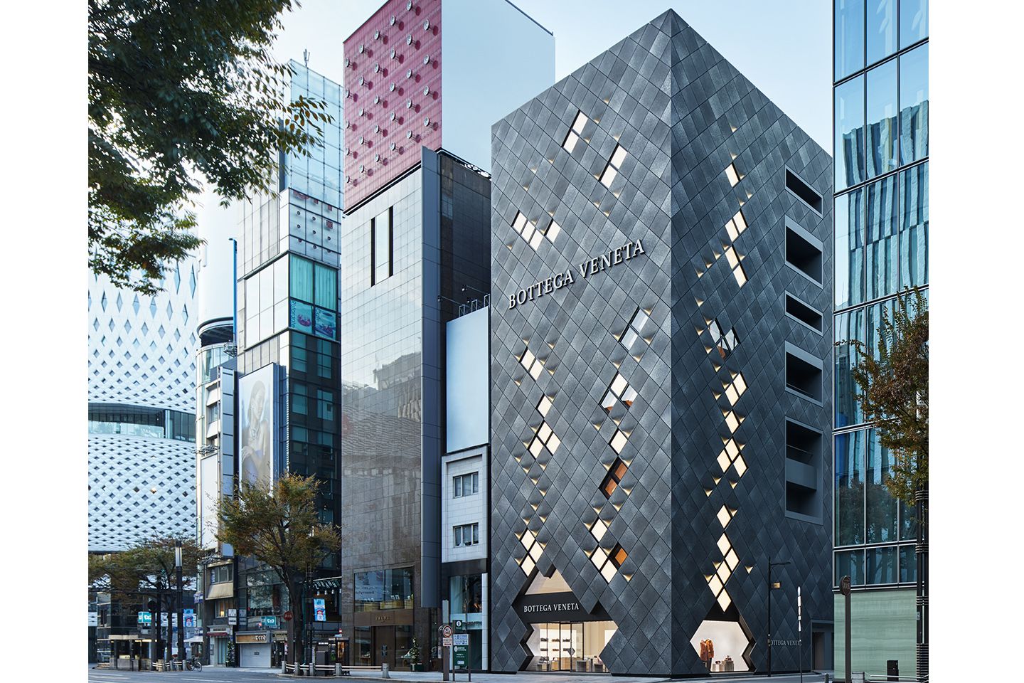 「ボッテガ・ヴェネタ 銀座フラッグシップ」の外観。
Photo:Nacása & Partners Inc.(ナカサアンドパートナーズ)
