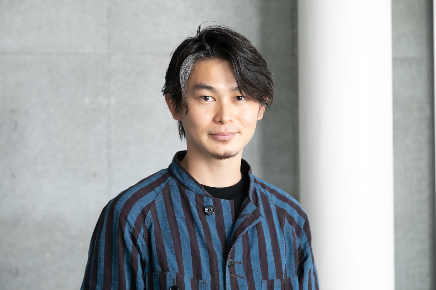 MAGNOLiA 総店長・SHINさん。植物を育てるのにハマっているSHINさん。自宅には100種類以上の植物があるそう。「砂漠やジャングルに生えるようなマニアックな植物の、造形美や世界観に魅了されています。たくさんあるので、毎日のお世話も大変。植物の奴隷です(笑)」Instagramアカウント@magnolia_shin