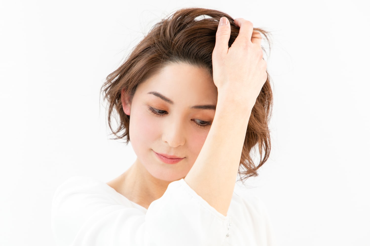 ふだんの分け目と逆側の8:2の位置から、サイドパートになるように前髪を思い切って持ってくる。
