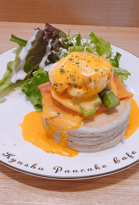 九州パンケーキエッグベネディクト ¥880(税別)