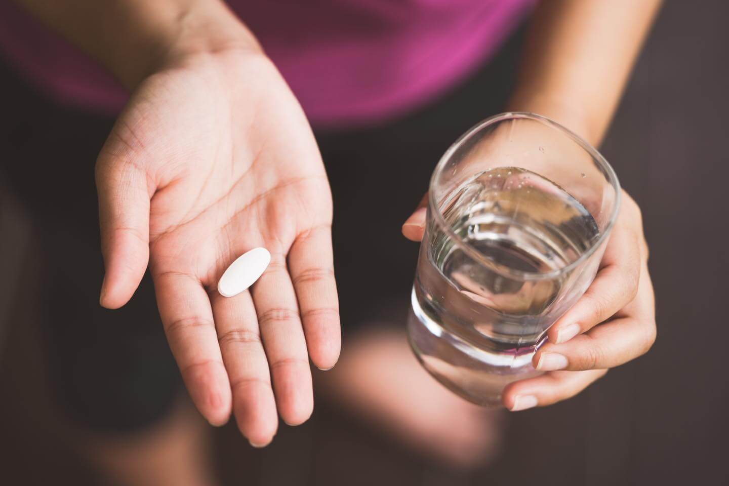 最近メディアでよく取り上げられている「飲む日焼け止め」。これは、塗る日焼け止めの代わりにはなりません。なぜなら塗る日焼け止めのように肌の上で紫外線を遮断するわけではないからです。飲むタイプは日焼けした後に体内で発生した活性酸素を除去し、日焼け後のダメージを軽減する「抗酸化サプリメント」です。SPFでいうと、SPF2もありません。
あくまで、日焼け止めの基本は塗ること。物理的遮光が大切ですのでご注意ください!(矢沢先生)