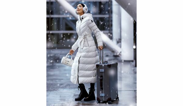 軽量で撥水性&通気性抜群!「マッカージュ」細長シルエットのマキシダウンコートにフィーチャー