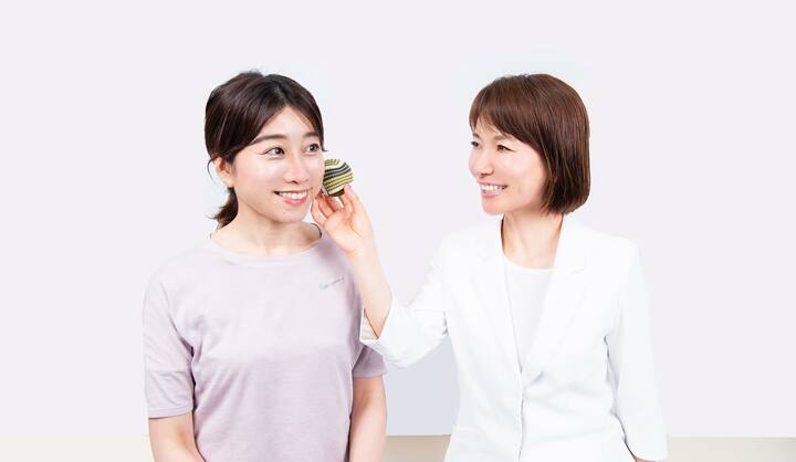 頬骨に沿ってほぐす位置を確認